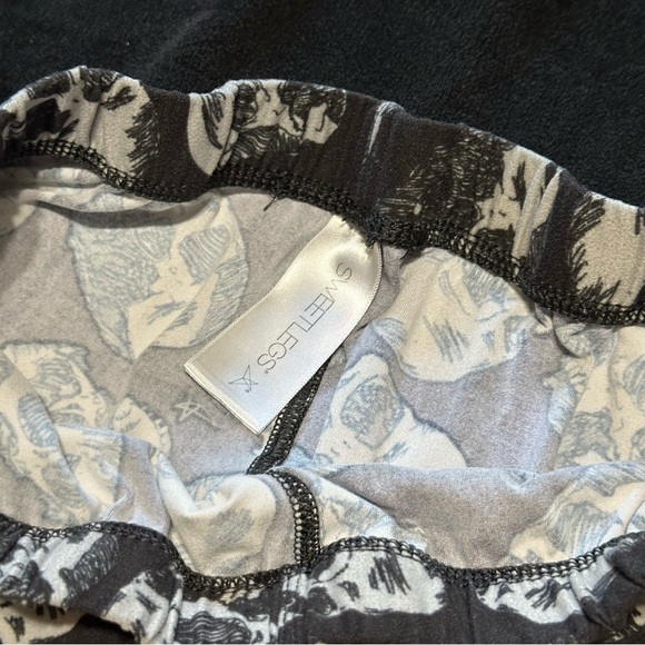 SweetLegs’s Skull Crop Leggings, One Size - Picture 3 of 4